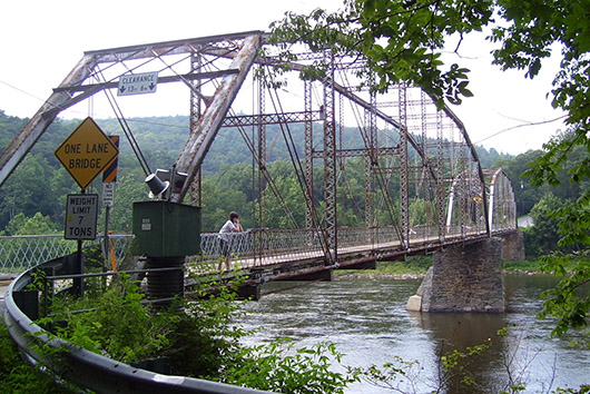 The Pond Eddy Bridge from the Pennsylvania side of the Delaware River. Image by Beyond My Ken. This file is licensed under the Creative Commons Attribution-ShareAlike 3.0 Unported License.