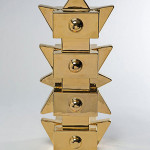Alessandro Mendini, Superego, Totem, scultura totem in ceramica dorata che presenta una successione di elementi quadrati e sferici, firmata