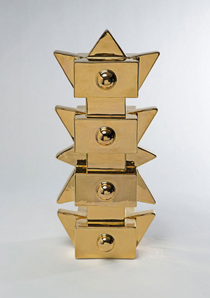 Alessandro Mendini, Superego, Totem, scultura totem in ceramica dorata che presenta una successione di elementi quadrati e sferici, firmata