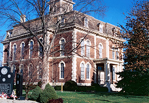 The Effingham County Courthouse in Illinois. Image by Gerald Roll, courtesy of Wikimedia Commons.