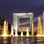 Grande Arche and fountain at night. Image by Atoma, courtesy of Wikimedia Commons.