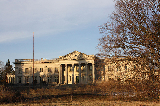 Lynnewood Hall is a Neoclassical Revival mansion designed by architect Horace Trumbauer for industrialist Peter A.B. Widener and built between 1897 and 1900. It's considered the largest surviving Gilded Age mansion in the Philadelphia area. Image by Shuvaev. This file is licensed under the Creative Commons Attribution-ShareAlike 3.0 Unported License.