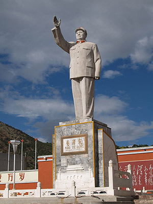 Mao statue in Lijang, China. Image by Roy Niekerk. This file is licensed under the Creative Commons Attribution-ShareAlike 1.0 Generic License.