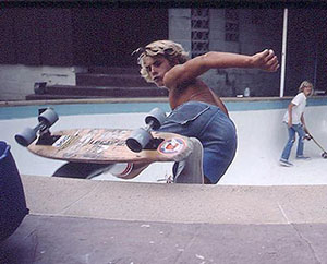 Pioneering American skateboarder and original member of the Z-Boys skateboarding team Jay Adams (1961-2014), photo taken circa 1976 in an empty swimming pool in Los Angeles, California. Creative Commons by ShareAlike 2.5, 2.0, 1.0, GFDL.