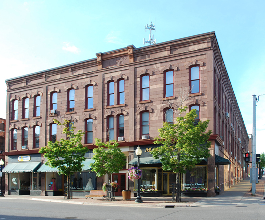The 1887 Harlow Block, built in an Italianate style, exemplifies late 19th century vernacular commercial architecture in Marquette. Image by Andrew Jameson. This file is licensed under the Creative Commons Attribution-ShareAlike 3.0 Unported license.