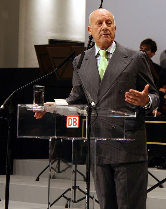 Sir Norman Foster at the inauguration ceremony of Dresden's refurbished central railway station in 2006. Image by bigbug21. This file is licensed under the Creative Commons Attribution ShareAlike 2.5 license.