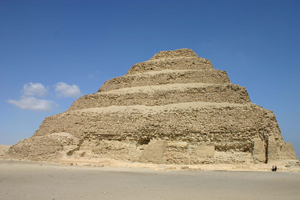 Saqqara stepped pyramid. Image by Charlesjsharp at English Wikipedia.