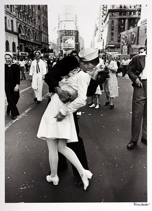 The Alfred Eisenstaedt photograph that inspired the Seward Johnson's 'Unconditional Surrender' sculpture. Image courtesy of LiveAuctioneers.com archive and Westlicht Photographica Auctions.