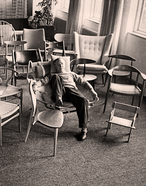 Hans J. Wegner in einem seiner erinnerungswürdigsten Stühle. Foto mit freundlicher Genehmigung von Design Museum Denmark.