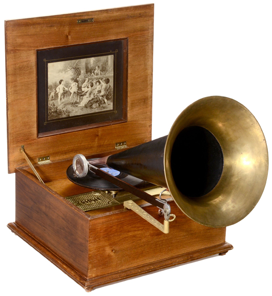 This Polygraphon combines a traditional disc music box with a 78 rpm record player, estimate: $10,000-$15,000 (8,000-12,000 euros). Auction Team Breker image