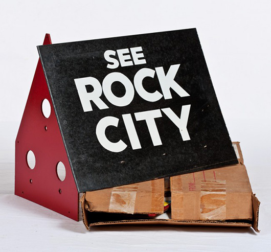 'See Rock City' birdhouse in the form of a barn, unused. Image courtesy of LiveAuctioneers.com archive and Golden Memories Auction Co.