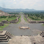 View of the Avenue of the Dead and the Pyramid of the Sun in Teotihuacan. Image by JackHynes, courtesy of Wikimedia Commons.