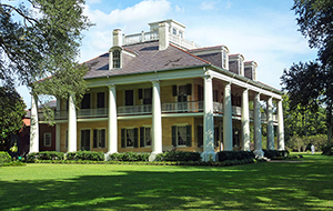 The main house at the historic Houmas House Plantation and Gardens in Burnside, La., is adjacent to the proposed museum site. Image by Frank Kovalchek. This file is licensed under the Creative Commons Attribution 2.0 Generic license.