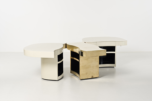 Gabriella Crespi, 'Yang Yin' dalla serie 'Plurimi', tavolo modulare, 1979, ottone e legno laccato, 76,5 × 225 × 122 cm, stima €20.000-30.000, Courtesy Piasa, Paris
