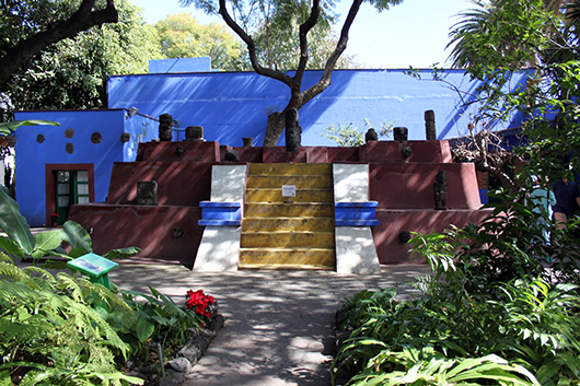 Pre-Hispanic pieces adorn the pyramid-shape tomb in the garden at the Frida Kahlo Museum, Mexico City. Photo by Anagoria, taken Dec. 22, 2013. licensed under the Creative Commons Attribution 3.0 Unported license