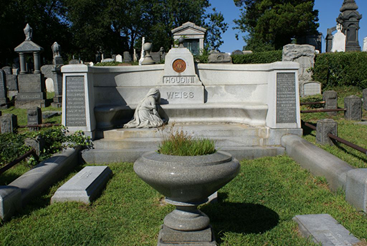 The Harry Houdini gravesite in Machpelah Cemetery in Queens. Image by Anthony 22. This file is licensed under the Creative Commons Attribution-ShareAlike 3.0 Unported license.