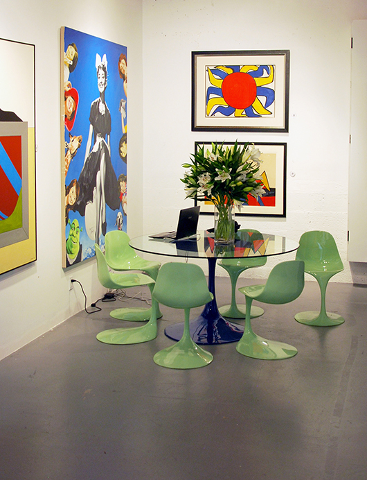 Works by contemporary Chinese artist Zhou Weihua (b. 1970-), shown on wall at left, and Alexander Calder (right, top and bottom) added pop to this corner. Table and chairs by Rudi Bonzanini were to be sold in PBMA’s Nov. 22 auction. Palm Beach Modern Auctions image