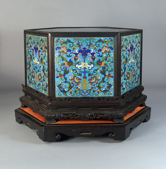 Imperial cloisonné enamel hatbox, 18th century. Estimate:  £15,000–£20,000 ($23,490-$31,320). Roseberys image