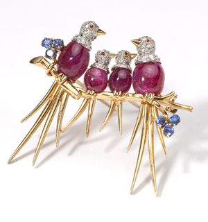These branch-perched birds by Van Cleef & Arpels had hearts aflutter with their adorable styling and quality of craftsmanship, the brooch soared to a final selling price of $26,400 (estimate: $5,000- $7,000). John Moran Auctioneers image