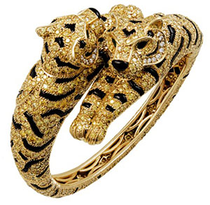 Cartier 18K yellow gold and fancy yellow diamonds, onyx and emerald two-headed tiger bangle. Image courtesy Los Angeles Jewelry, Antiques & Design Show