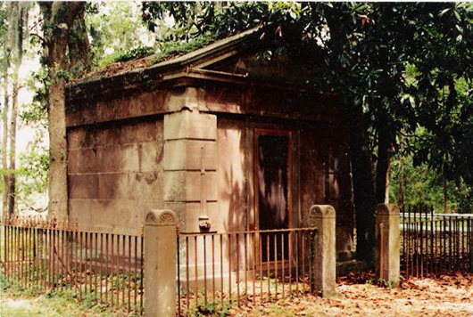 The Baynard Mausoleum, built in 1846, is the oldest intact structure on the island. Four Revolutionary War patriots are buried in the cemetery. Image by MoodyGroove of English Wikipedia. This file is licensed under the Creative Commons Attribution-ShareAlike 3.0 Unported license.