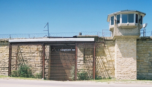 East gate of the Joliet Correctonal Center, which was featured in the 1980 film 'The Blues Brothers.' Image by Jacobsteinafm, courtesy of Wikimedia Commons.