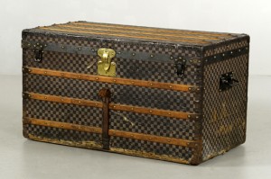 Louis Vuitton steamer trunk, Damier pattern, serial number 48289. Kaminski Auctions image