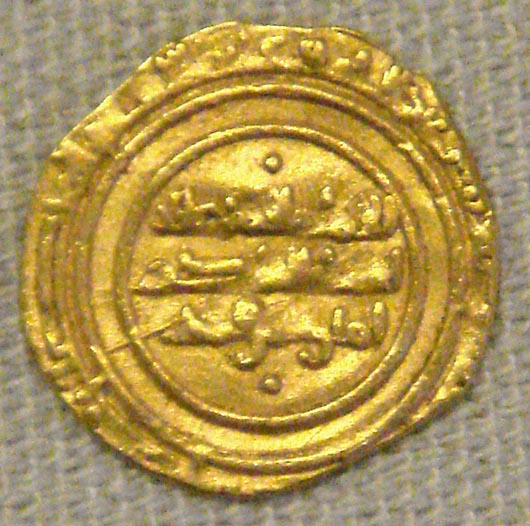 Gold coin of Caliph al-Hakim, Sicily, 1010, photographed at the British Museum. Image courtesy of Wikimedia Commons