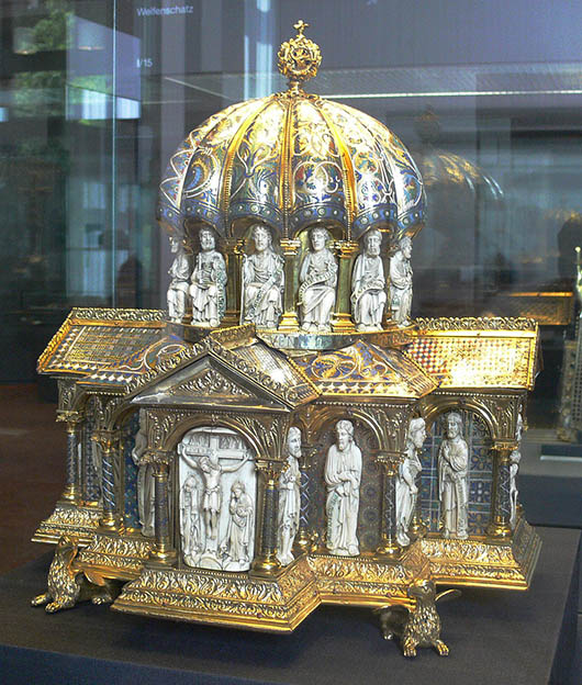 Dome reliquary, late 12th century, from the Guelph Treasure (Kunstgewerbemuseum Berlin). Image courtesy of Wikimedia Commons.