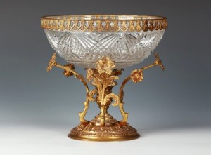 Large crystal fruit plate with gilt bracket of classic European-style carving with flowers trumpeted opening holding the plateau, diameter: 11in x height: 10.5in. Linwoods Auction image