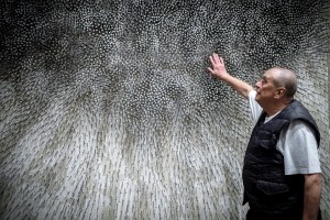 Günther Uecker während der Gestaltung einer Ausstellung. © Kunstsammlung Nordrhein-Westfallen. Foto von Andreas Endermann