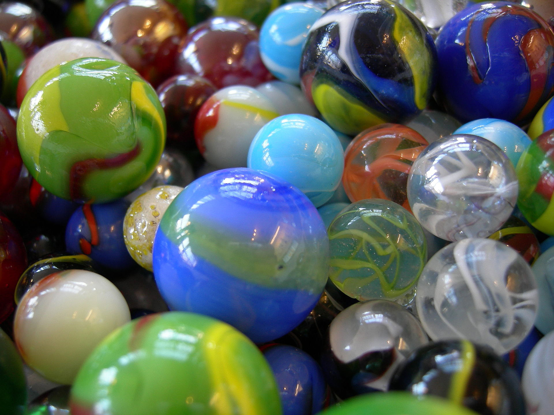 Colorful machine-made glass marbles of various sizes and types. Image by Joe Mabel. This file is licensed under the Creative Commons Attribution-Share Alike 3.0 Unported license.