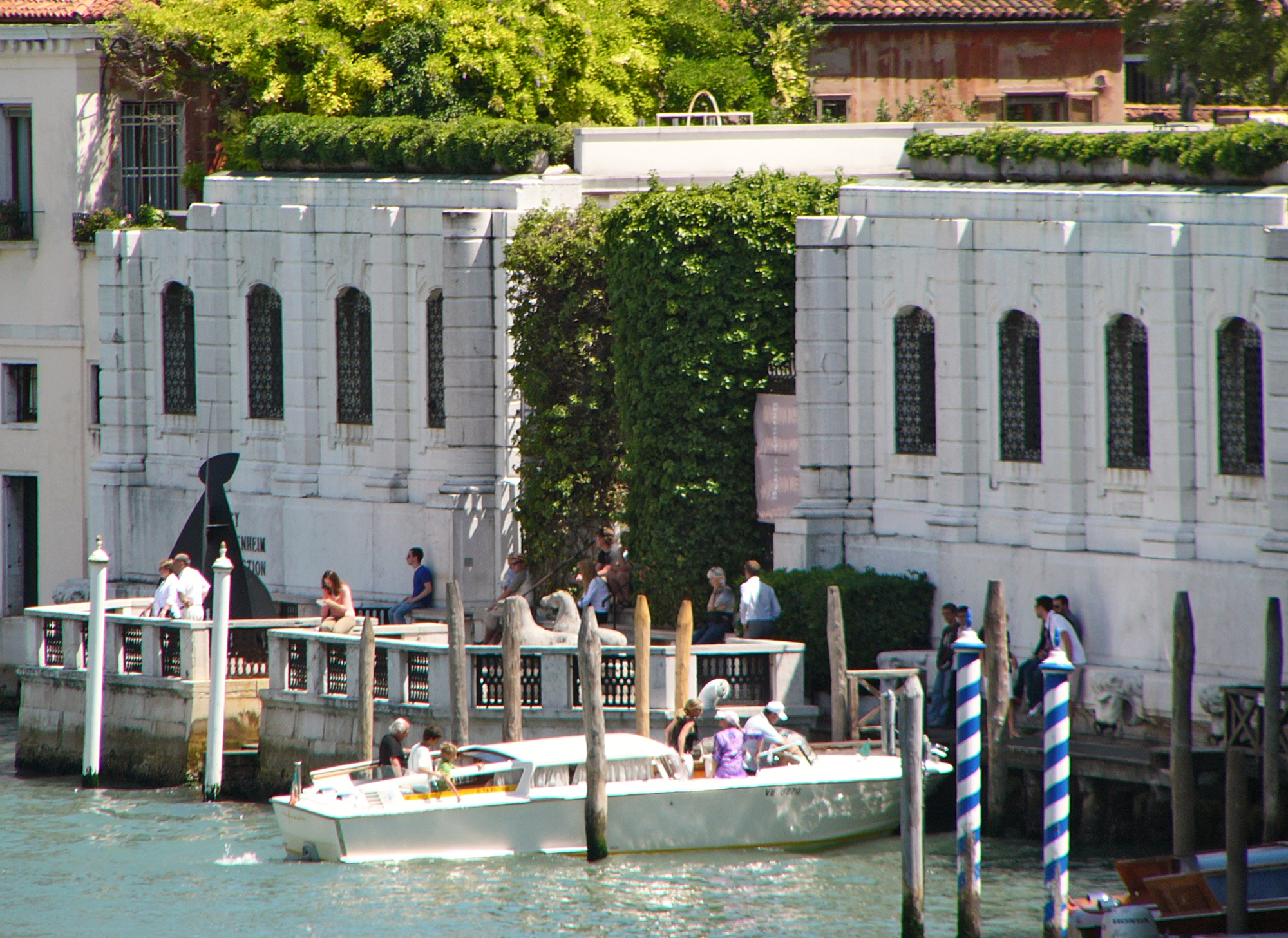 The Peggy Guggenheim museum, as seen from the Grand Canal. G. Lanting image. This file is licensed under the Creative Commons Attribution 3.0 Unported license.