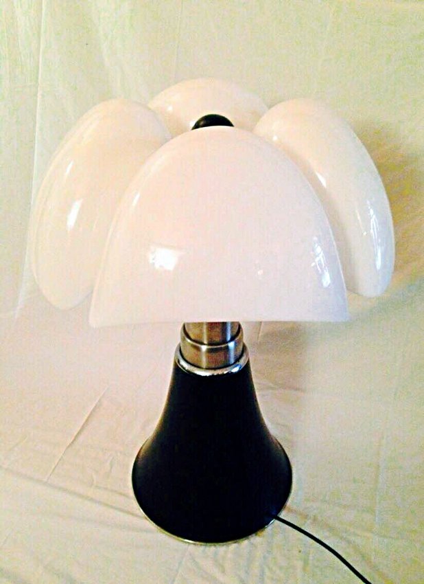 Pipistrello model table lamp by Gae Aulenti for Martinelli Luce, 1965 (est. €2,000-€2,500). Nova Ars Auction image