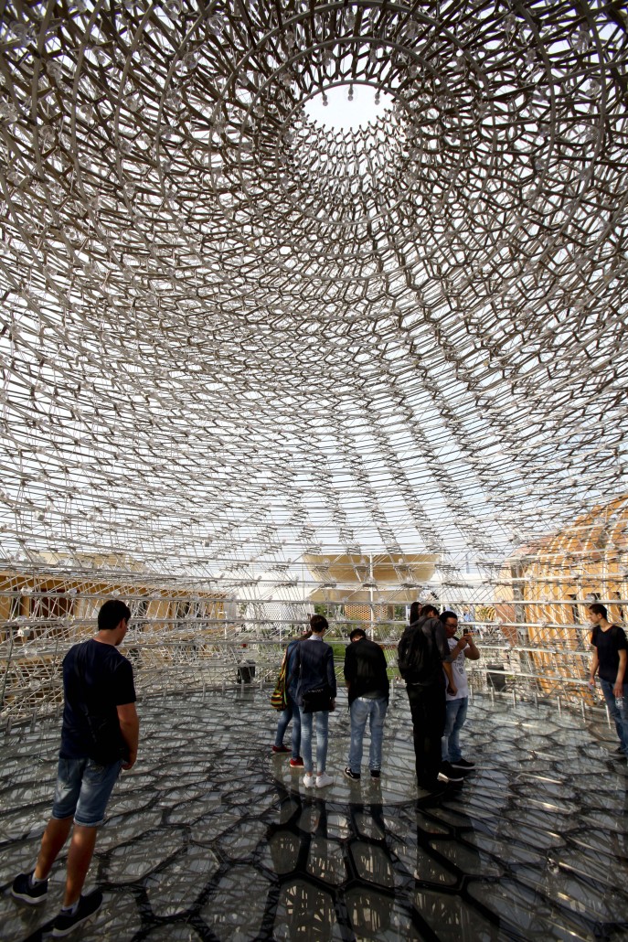 Expo visitors explore the interior of Wolfgang Buttress' hive sculpture. Expo 2015 / Daniele Mascolo