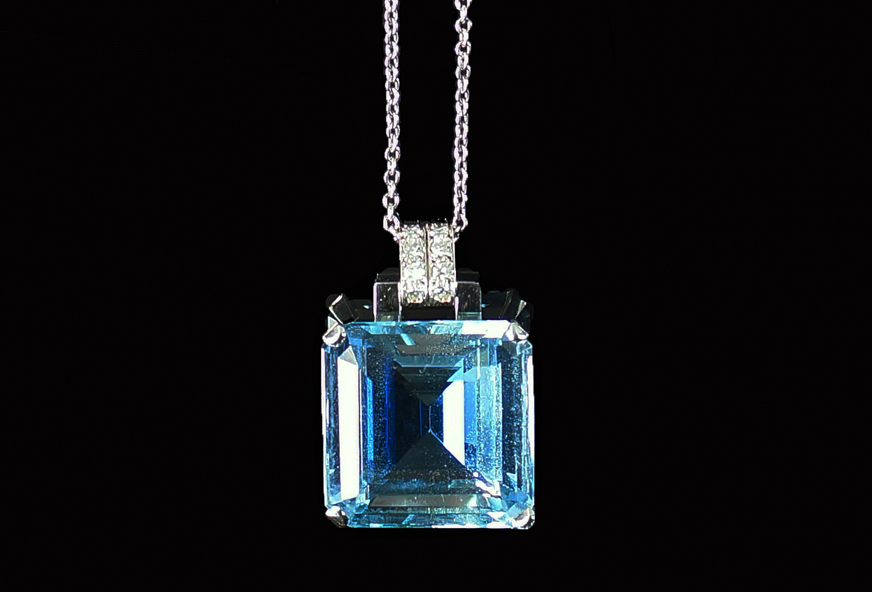 In the style of the lady herself, an impressive 22.47-carat aquamarine and diamond Cartier pendant from the estate of the late Lady Newborough sold for £15,990 ($26,092). Roseberys image