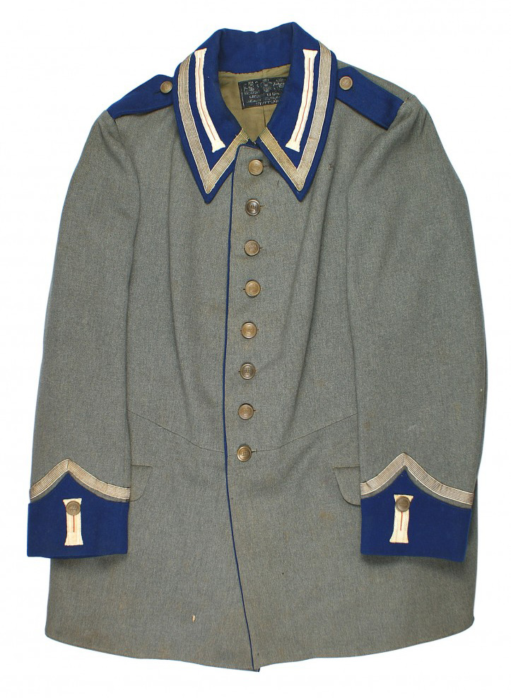 German ‘Schutztruppe,’ or colonial Southwest Africa cavalry tunic, with blue piping down the front and on the skirt and eight buttons down the front. Price realized: $3,000. Mohawk Arms Inc. image