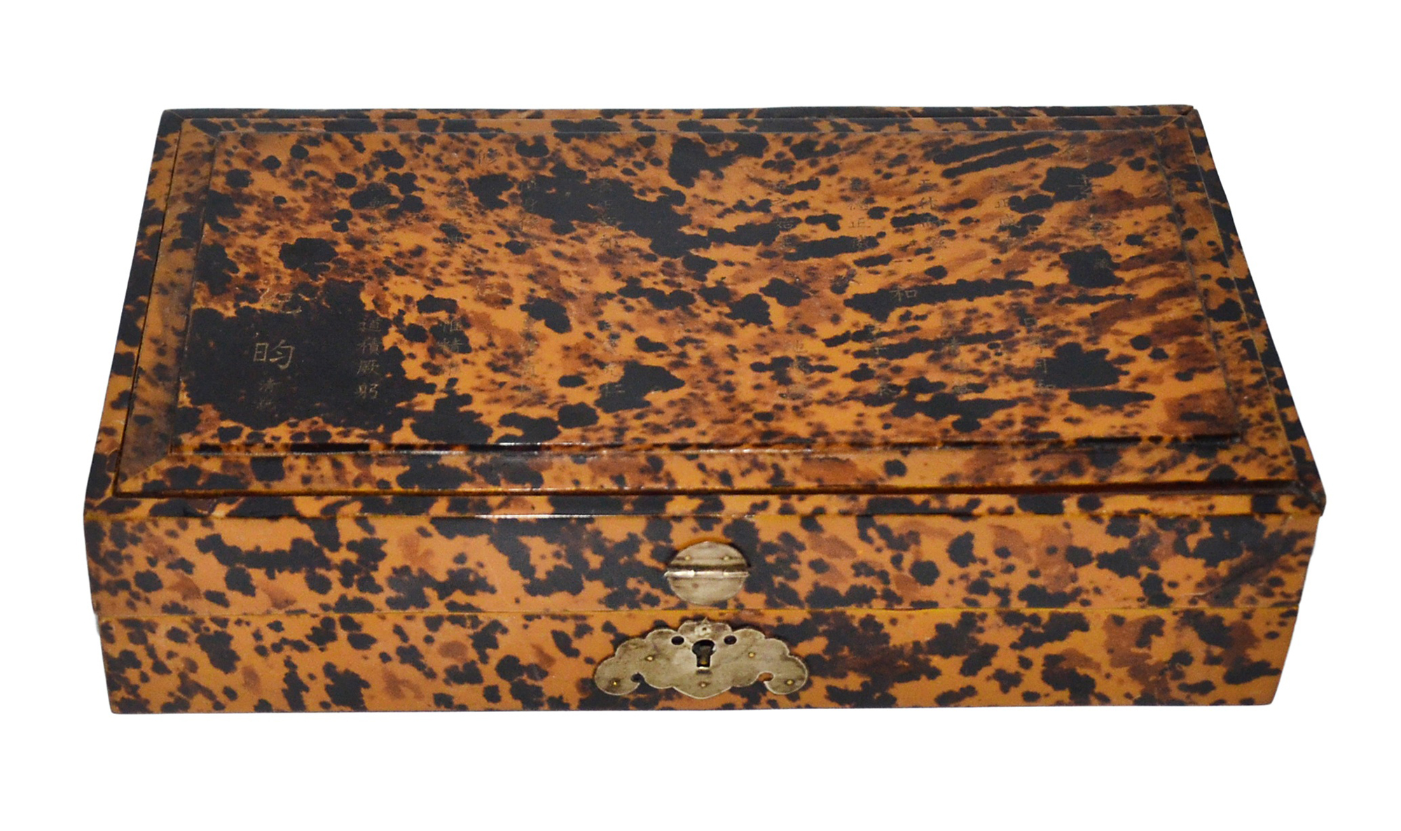 A rectangular Ji-Yun tortoiseshell box of the Qing Dynasty with poem inscribed in gilt on the top. It has a Jiaping four-character mark. Estimate: $5,000-$8,000. Gianguan Auctions image