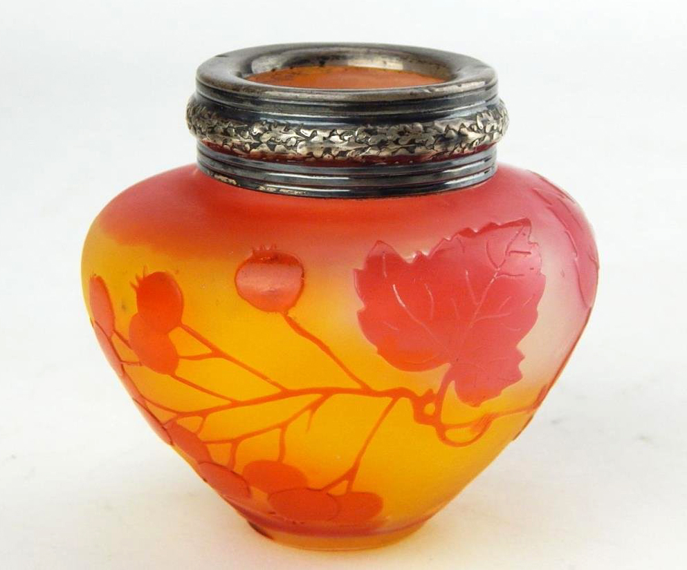 Emile Galle French cameo art glass, signed ‘Galle,’ 2 3/4in high. Estimate $400-$700. Don Presley Auctions image