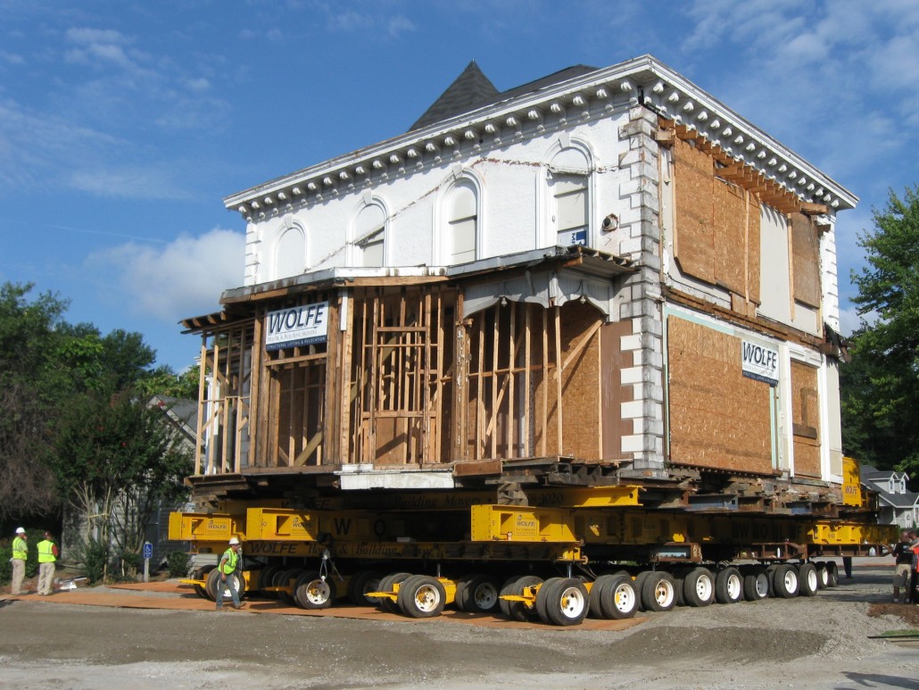 Wilkins House, Greenville, South Carolina, being moved from Augusta Street to Mills Avenue, Sept. 6, 2014. Image by John Foxe, courtesy of Wikimedia Commons