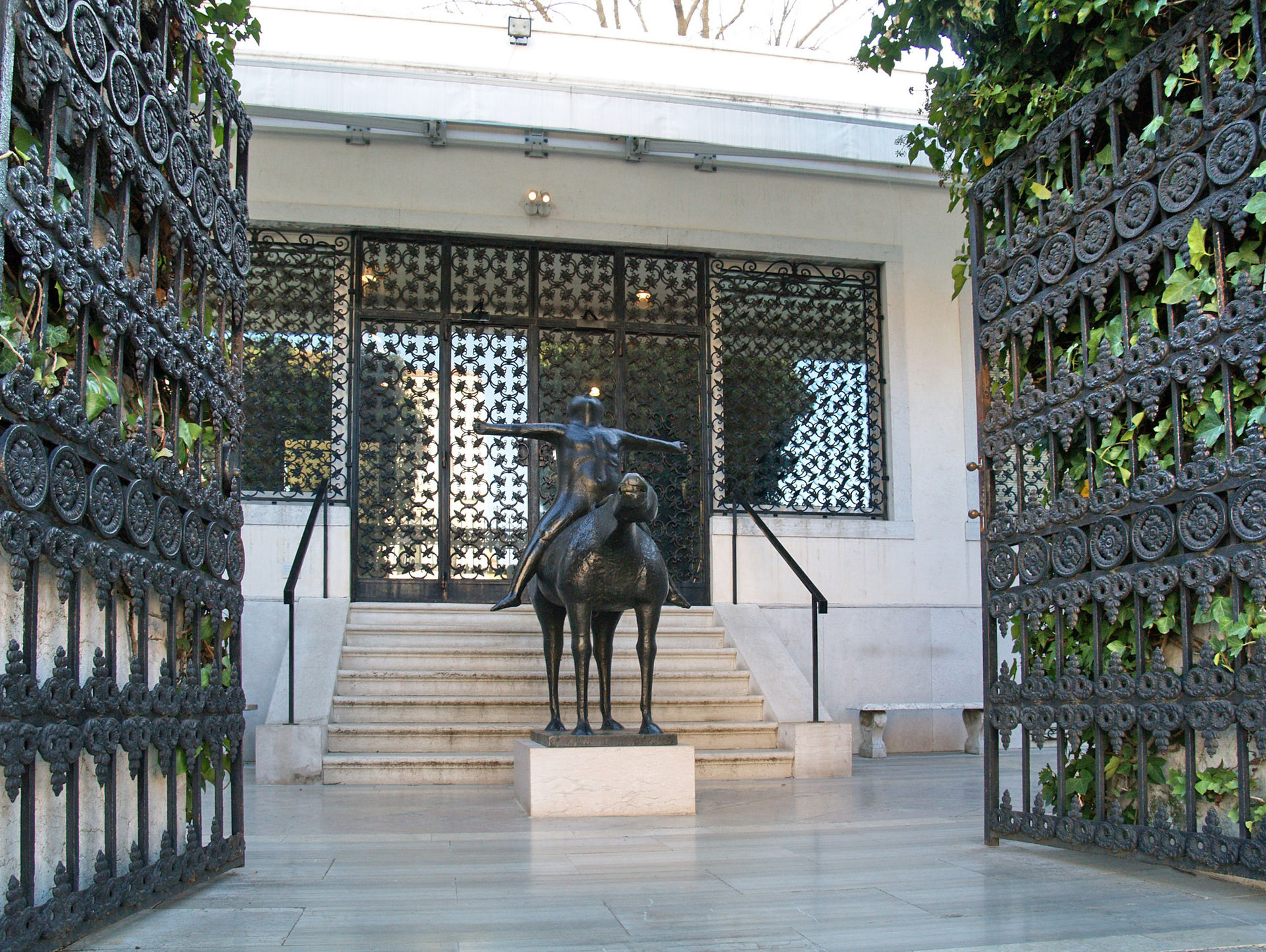 Entrance to Peggy Guggenheim Collection, Palazzo Venier dei Leoni, Venice. Photo by Edal, licensed under the Creative Commons Attribution-Share Alike 3.0 Unported license.