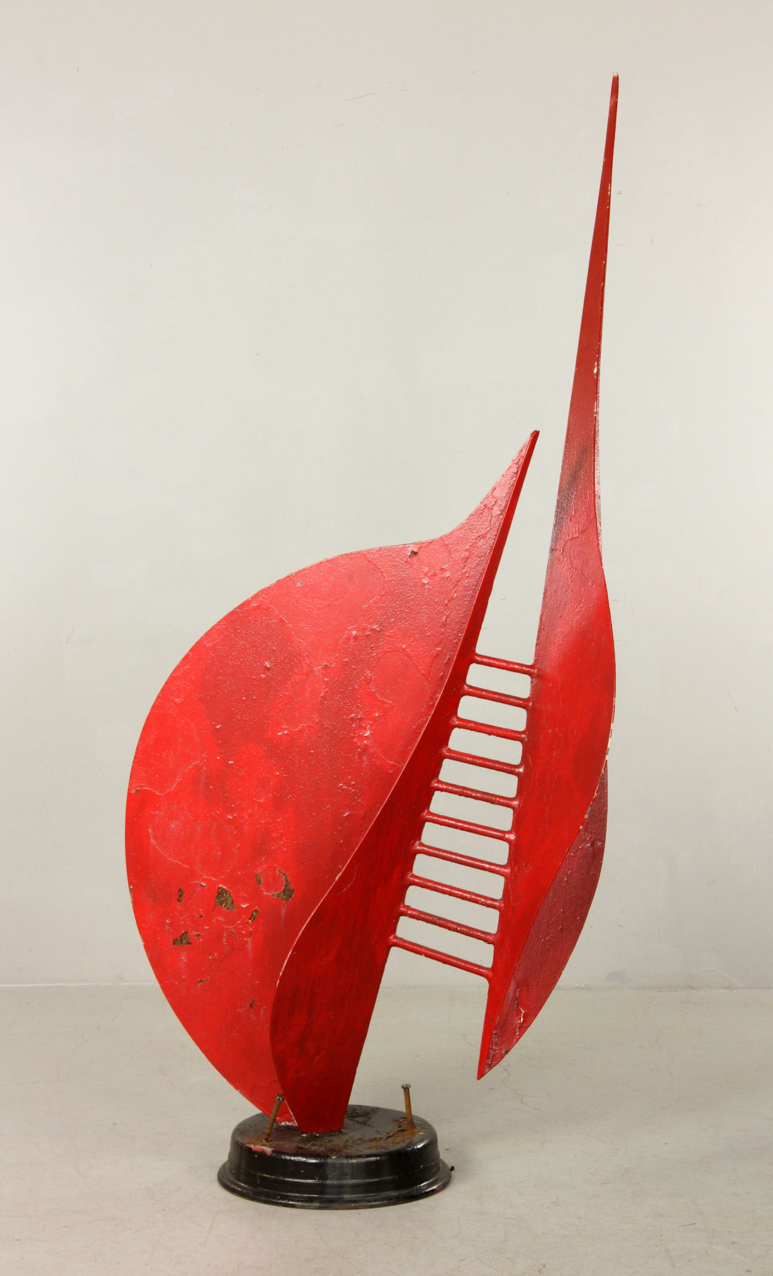Rafael Consuegra metal sculpture titled ‘Arpus,’ 72 inches tall. Estimate: $3,000-$5,000. Kaminski Auctions image