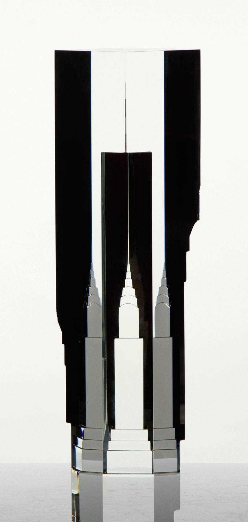 Steuben crystal sculpture titled ‘New York, New York,’ designed by Paul Schulze, 1984, 17 inches high. Estimate: $15,000-$18,000. Kaminski Auctions image