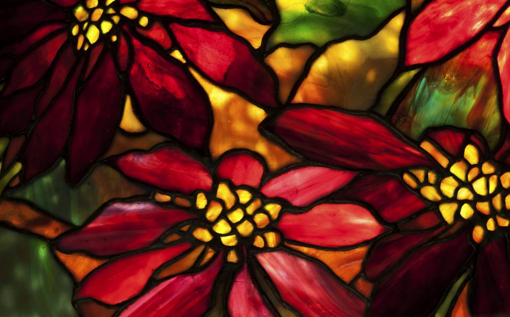 A detail of the Poinsettia shade, circa 1902, reveals the subtle coloration within individual glass pieces achieved by the firm’s artists. The Neustadt Collection of Tiffany Glass, New York