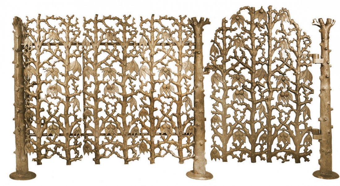 The intricate design of this brass fence and gate is quintessentially Victorian. The gate and 45 feet of fence sold for $18,750 at Guernsey’s on March 28, 2015. Image courtesy of LiveAuctioneers.com