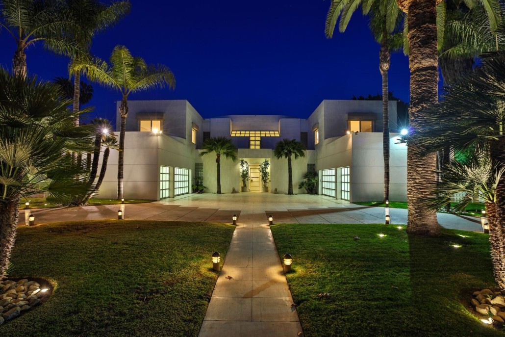 Jackie Collins' Beverly Hills mansion by night. Image courtesy of TopTenRealEstateDeals.com