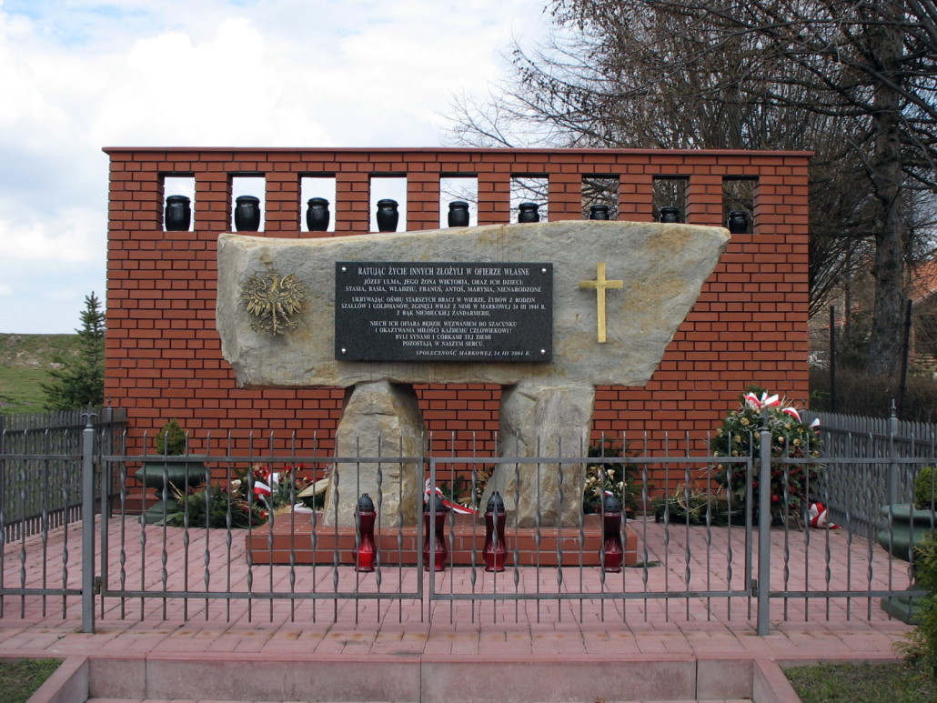 Grave monument to Ulma family in Markowa, Poland. Image by Wojciech Pysz. This file is licensed under the Creative Commons Attribution-Share Alike 3.0 Unported license.