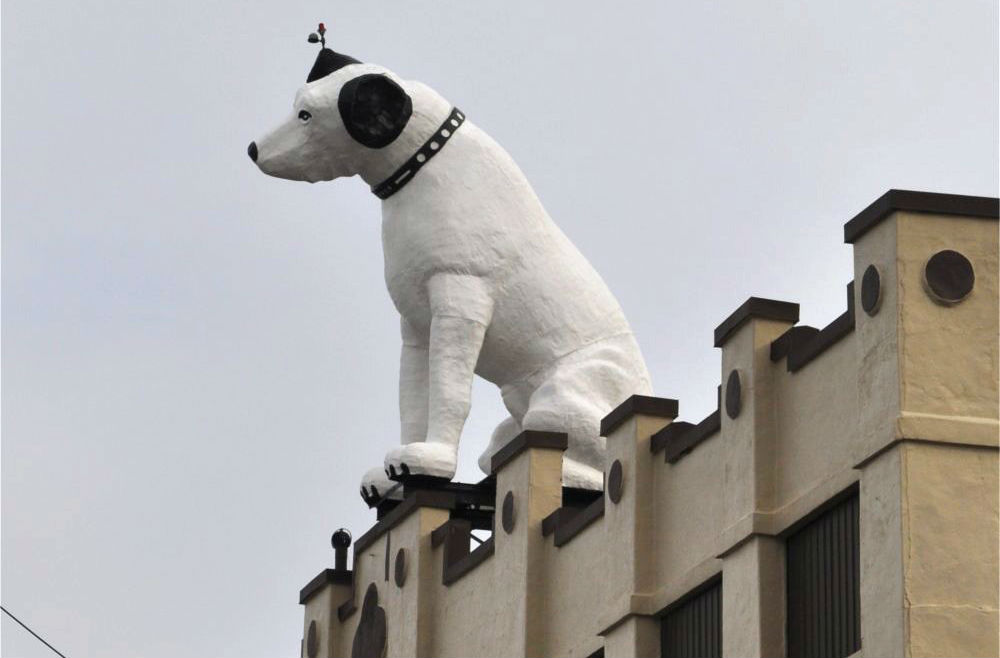 Nipper the RCA dog still sits atop the company’s former home in Albany, N.Y. Image by Geotek. This file is licensed under the Creative Commons Attribution-Share Alike 3.0 Unported license.