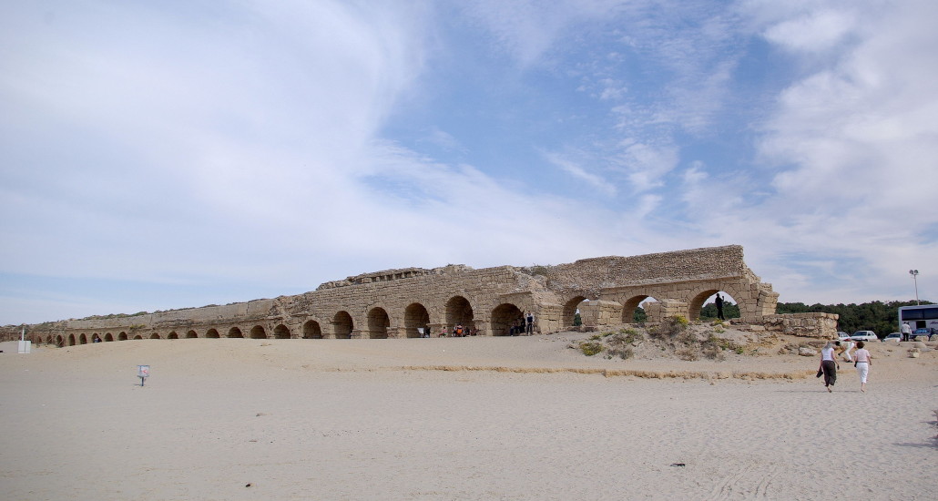 Roman high-level aqueduct north of Caesarea. Image by Berthold Werner, courtesy of Wikimedia Commons