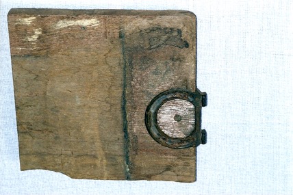 The closed end horseshoe was imbedded in a circular race in the side rail, covered by a block of wood. The exposed square teeth engaged a fitting in the post.